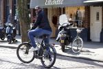 Amsterdam 4 april 2020
Ruud Gullit op zijn electrische fiets in Amsterdam zuid.