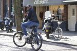 Amsterdam 4 april 2020
Ruud Gullit op zijn electrische fiets in Amsterdam zuid.