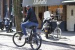 Amsterdam 4 april 2020
Ruud Gullit op zijn electrische fiets in Amsterdam zuid.