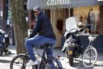 Amsterdam 4 april 2020
Ruud Gullit op zijn electrische fiets in Amsterdam zuid.