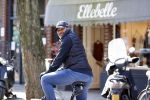 Amsterdam 4 april 2020
Ruud Gullit op zijn electrische fiets in Amsterdam zuid.