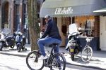 Amsterdam 4 april 2020
Ruud Gullit op zijn electrische fiets in Amsterdam zuid.