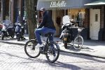 Amsterdam 4 april 2020
Ruud Gullit op zijn electrische fiets in Amsterdam zuid.