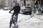 Amsterdam 4 april 2020
Ruud Gullit op zijn electrische fiets in Amsterdam zuid.