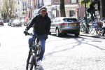 Amsterdam 4 april 2020
Ruud Gullit op zijn electrische fiets in Amsterdam zuid.