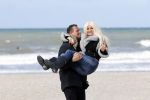 Scheveningen 3 april 2020
Samantha de Jong Barbie met haar nieuwe vriend op het strand van Scheveningen
