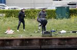Maarssen 14 april 2020
Wesley Sneijder , zijn broers Rodney en Jeffrey zijn aan het vissen op het Amsterdam Rijn kanaal. Ook een vriend is erbij.