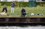 Maarssen 14 april 2020
Wesley Sneijder , zijn broers Rodney en Jeffrey zijn aan het vissen op het Amsterdam Rijn kanaal. Ook een vriend is erbij.