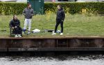 Maarssen 14 april 2020
Wesley Sneijder , zijn broers Rodney en Jeffrey zijn aan het vissen op het Amsterdam Rijn kanaal. Ook een vriend is erbij.