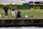 Maarssen 14 april 2020
Wesley Sneijder , zijn broers Rodney en Jeffrey zijn aan het vissen op het Amsterdam Rijn kanaal. Ook een vriend is erbij.