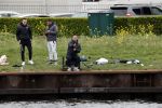 Maarssen 14 april 2020
Wesley Sneijder , zijn broers Rodney en Jeffrey zijn aan het vissen op het Amsterdam Rijn kanaal. Ook een vriend is erbij.
