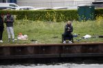 Maarssen 14 april 2020
Wesley Sneijder , zijn broers Rodney en Jeffrey zijn aan het vissen op het Amsterdam Rijn kanaal. Ook een vriend is erbij.