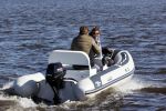 Loosdrecht 4 april 2020
Wesly Bronkhorst aan het varen op de Loosdrechtse plassen met zijn nieuwe vriendin Claudia de Jong.