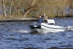 Loosdrecht 4 april 2020
Wesly Bronkhorst aan het varen op de Loosdrechtse plassen met zijn nieuwe vriendin Claudia de Jong.