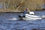 Loosdrecht 4 april 2020
Wesly Bronkhorst aan het varen op de Loosdrechtse plassen met zijn nieuwe vriendin Claudia de Jong.