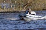Loosdrecht 4 april 2020
Wesly Bronkhorst aan het varen op de Loosdrechtse plassen met zijn nieuwe vriendin Claudia de Jong.