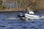 Loosdrecht 4 april 2020
Wesly Bronkhorst aan het varen op de Loosdrechtse plassen met zijn nieuwe vriendin Claudia de Jong.