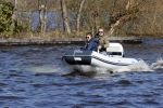Loosdrecht 4 april 2020
Wesly Bronkhorst aan het varen op de Loosdrechtse plassen met zijn nieuwe vriendin Claudia de Jong.