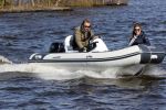 Loosdrecht 4 april 2020
Wesly Bronkhorst aan het varen op de Loosdrechtse plassen met zijn nieuwe vriendin Claudia de Jong.