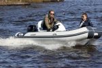 Loosdrecht 4 april 2020
Wesly Bronkhorst aan het varen op de Loosdrechtse plassen met zijn nieuwe vriendin Claudia de Jong.