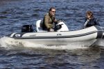 Loosdrecht 4 april 2020
Wesly Bronkhorst aan het varen op de Loosdrechtse plassen met zijn nieuwe vriendin Claudia de Jong.