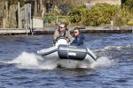 Loosdrecht 4 april 2020
Wesly Bronkhorst aan het varen op de Loosdrechtse plassen met zijn nieuwe vriendin Claudia de Jong.