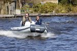 Loosdrecht 4 april 2020
Wesly Bronkhorst aan het varen op de Loosdrechtse plassen met zijn nieuwe vriendin Claudia de Jong.