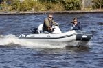Loosdrecht 4 april 2020
Wesly Bronkhorst aan het varen op de Loosdrechtse plassen met zijn nieuwe vriendin Claudia de Jong.