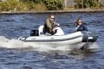 Loosdrecht 4 april 2020
Wesly Bronkhorst aan het varen op de Loosdrechtse plassen met zijn nieuwe vriendin Claudia de Jong.