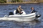 Loosdrecht 4 april 2020
Wesly Bronkhorst aan het varen op de Loosdrechtse plassen met zijn nieuwe vriendin Claudia de Jong.