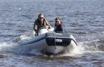 Loosdrecht 4 april 2020
Wesly Bronkhorst aan het varen op de Loosdrechtse plassen met zijn nieuwe vriendin Claudia de Jong.