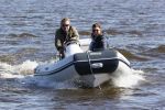 Loosdrecht 4 april 2020
Wesly Bronkhorst aan het varen op de Loosdrechtse plassen met zijn nieuwe vriendin Claudia de Jong.