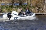Loosdrecht 4 april 2020
Wesly Bronkhorst aan het varen op de Loosdrechtse plassen met zijn nieuwe vriendin Claudia de Jong.