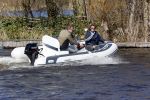 Loosdrecht 4 april 2020
Wesly Bronkhorst aan het varen op de Loosdrechtse plassen met zijn nieuwe vriendin Claudia de Jong.