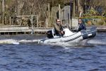 Loosdrecht 4 april 2020
Wesly Bronkhorst aan het varen op de Loosdrechtse plassen met zijn nieuwe vriendin Claudia de Jong.