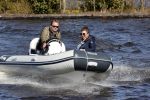 Loosdrecht 4 april 2020
Wesly Bronkhorst aan het varen op de Loosdrechtse plassen met zijn nieuwe vriendin Claudia de Jong.