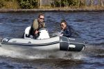 Loosdrecht 4 april 2020
Wesly Bronkhorst aan het varen op de Loosdrechtse plassen met zijn nieuwe vriendin Claudia de Jong.