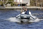 Loosdrecht 4 april 2020
Wesly Bronkhorst aan het varen op de Loosdrechtse plassen met zijn nieuwe vriendin Claudia de Jong.