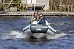 Loosdrecht 4 april 2020
Wesly Bronkhorst aan het varen op de Loosdrechtse plassen met zijn nieuwe vriendin Claudia de Jong.