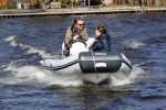 Loosdrecht 4 april 2020
Wesly Bronkhorst aan het varen op de Loosdrechtse plassen met zijn nieuwe vriendin Claudia de Jong.