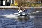 Loosdrecht 4 april 2020
Wesly Bronkhorst aan het varen op de Loosdrechtse plassen met zijn nieuwe vriendin Claudia de Jong.