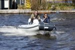 Loosdrecht 4 april 2020
Wesly Bronkhorst aan het varen op de Loosdrechtse plassen met zijn nieuwe vriendin Claudia de Jong.