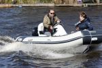 Loosdrecht 4 april 2020
Wesly Bronkhorst aan het varen op de Loosdrechtse plassen met zijn nieuwe vriendin Claudia de Jong.