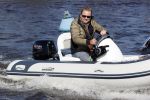Loosdrecht 4 april 2020
Wesly Bronkhorst aan het varen op de Loosdrechtse plassen met zijn nieuwe vriendin Claudia de Jong.