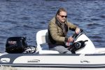 Loosdrecht 4 april 2020
Wesly Bronkhorst aan het varen op de Loosdrechtse plassen met zijn nieuwe vriendin Claudia de Jong.