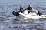 Loosdrecht 4 april 2020
Wesly Bronkhorst aan het varen op de Loosdrechtse plassen met zijn nieuwe vriendin Claudia de Jong.