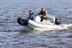 Loosdrecht 4 april 2020
Wesly Bronkhorst aan het varen op de Loosdrechtse plassen met zijn nieuwe vriendin Claudia de Jong.