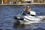 Loosdrecht 4 april 2020
Wesly Bronkhorst aan het varen op de Loosdrechtse plassen met zijn nieuwe vriendin Claudia de Jong.