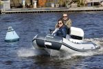 Loosdrecht 4 april 2020
Wesly Bronkhorst aan het varen op de Loosdrechtse plassen met zijn nieuwe vriendin Claudia de Jong.