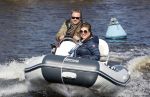 Loosdrecht 4 april 2020
Wesly Bronkhorst aan het varen op de Loosdrechtse plassen met zijn nieuwe vriendin Claudia de Jong.